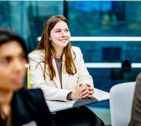 HIM Business School Licență în Administrarea Afacerilor (BBA) în limbile engleză și franceză