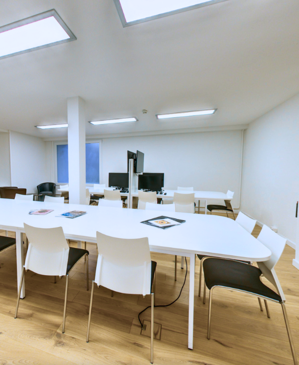 O Clube Empresarial da HIM está equipado com computadores, ecrãs de televisão e áreas para sessões de brainstorming